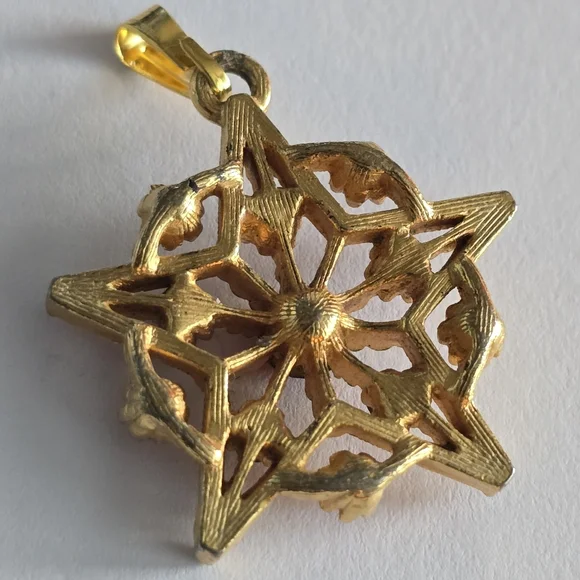 Vintage star pendant charm red rhinestones gold tone celestial - Picture 6 of 12